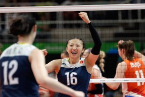体育直播-浓眉哥率队上演惊天逆转，铁血防守引爆全网热议